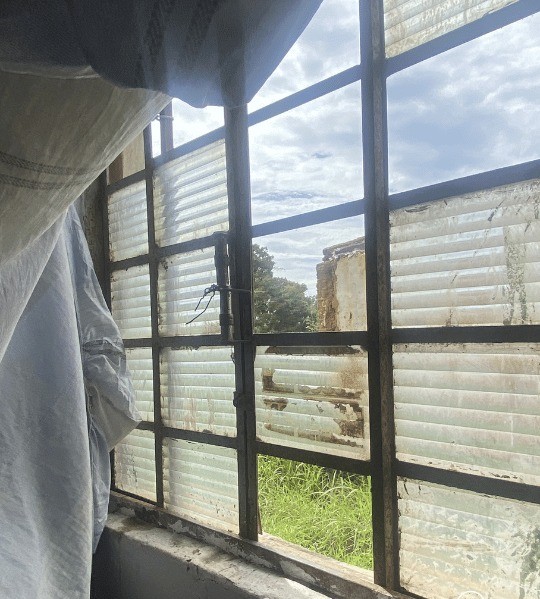 Janelas do abrigam estavam destruídas — Foto: MPT-MT