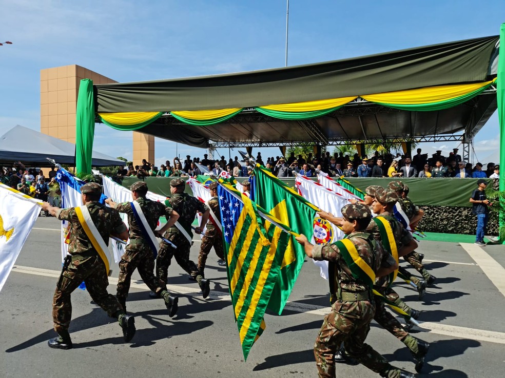 Mulheres-soldados Do Exército Brasileiro Desfilando No Dia Da