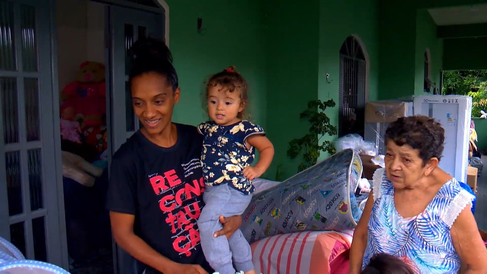 Wayne dos Santos (esquerda) está com os quatro filhos na casa dos pais, em Mimoso do Sul. Eles também abrigam a família da Eliene (direita), que perderam a casa com a chuva. Espírito Santo. — Foto: Bernardo Bracony