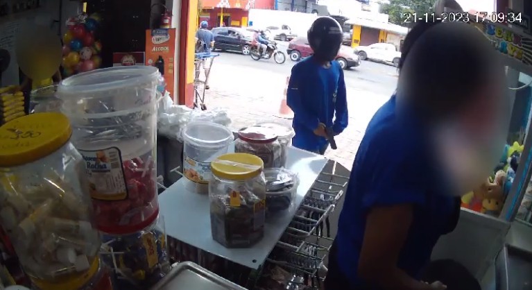 Vídeo mostra ladrão assaltando supermercado com réplica de arma