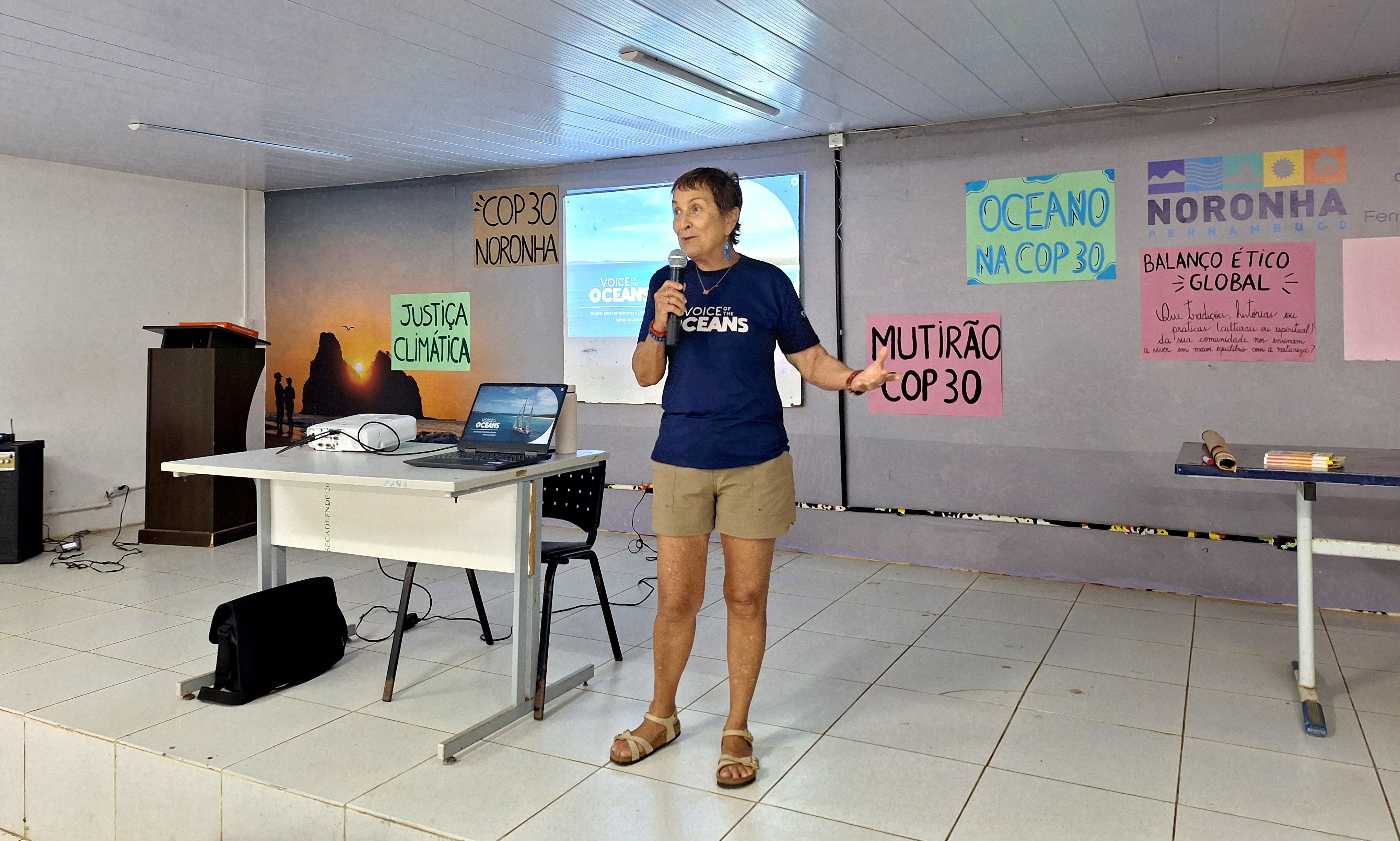 
Velejadora Heloísa Schurmann fala com estudantes de Fernando de Noronha sobre desafios das mudanças climáticas