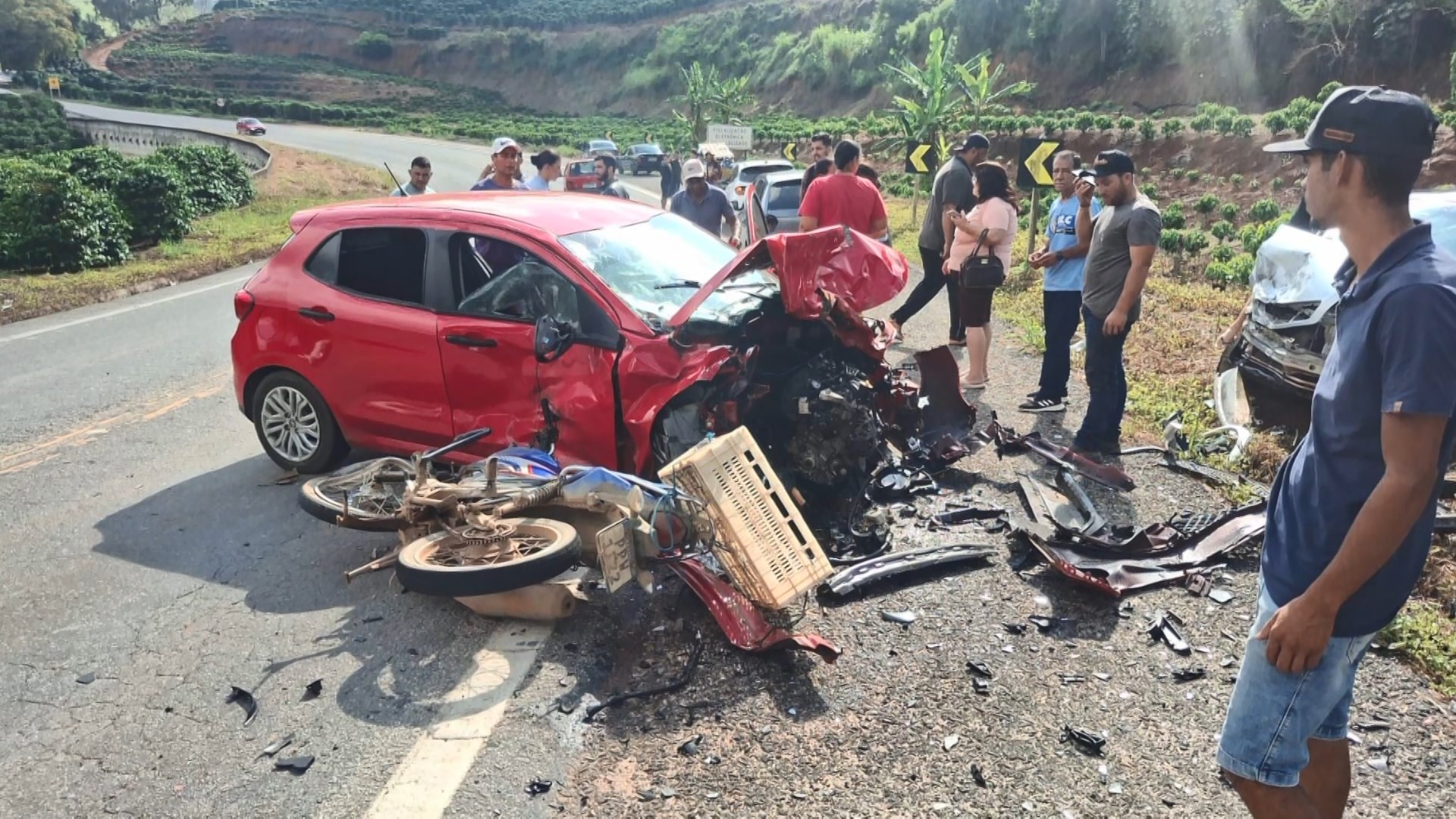 Acidente envolvendo dois carros e uma moto deixa feridos na BR-262 no ES
