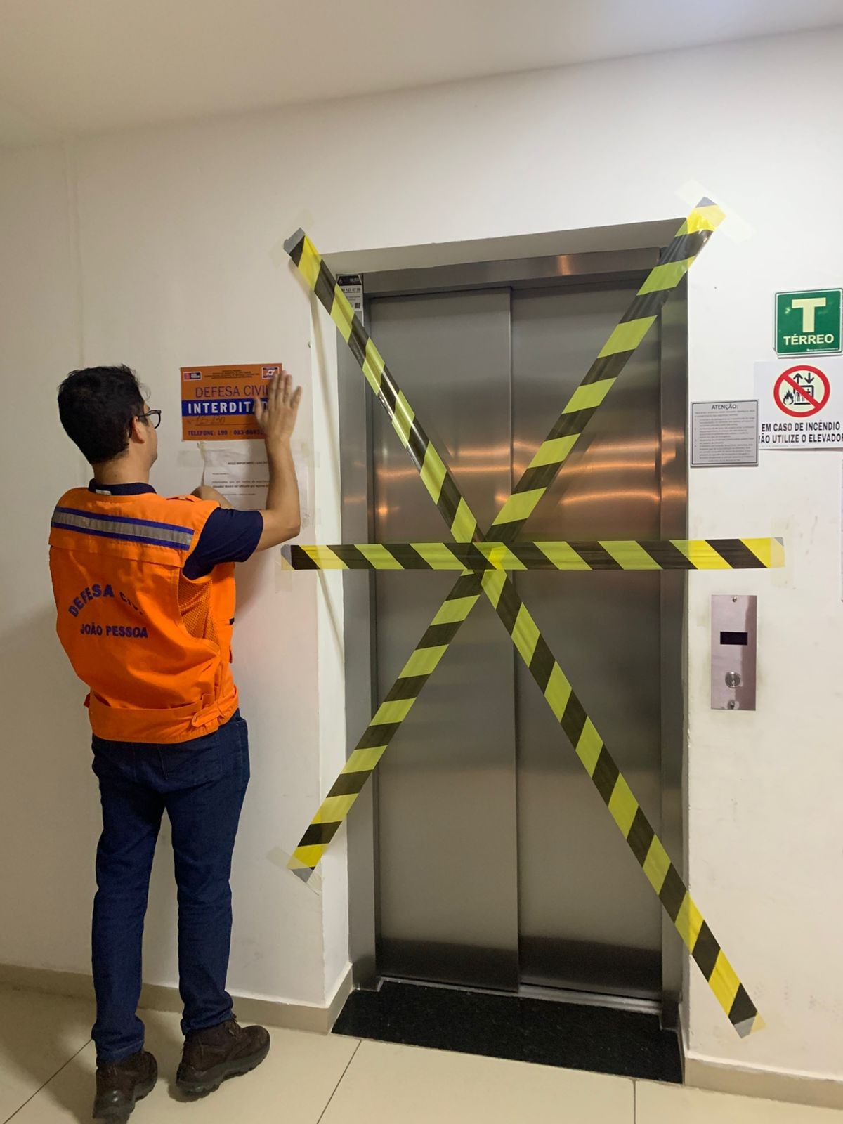 Defesa Civil interdita 11 elevadores de condomínio onde mulher ficou paraplégica, em João Pessoa