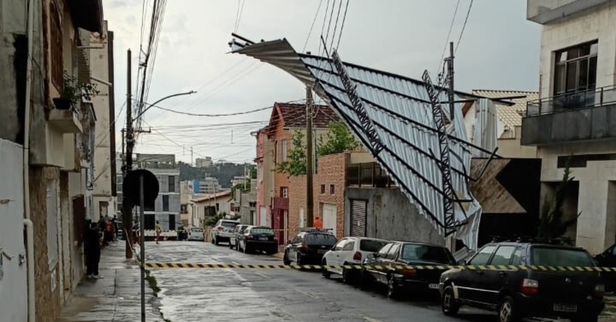 Rajada de vento de quase 90km/h derruba árvore e faz estragos em Juiz de Fora