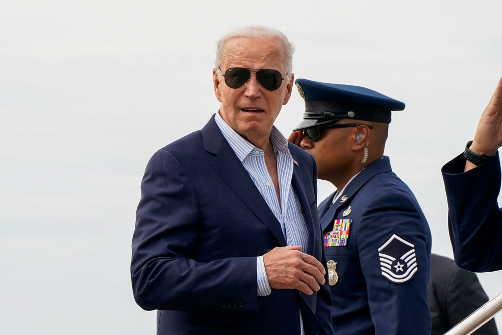 O presidente dos EUA, Joe Biden, é visto antes de embarcar no Força Aérea Um em aeroporto de Westhampton Beach, em Nova York, no sábado (29) — Foto: Elizabeth Frantz/Reuters