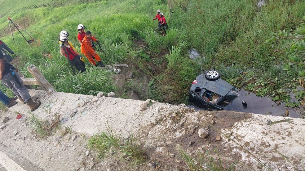 Duas pessoas morreram na madrugada desta terça-feira (30), após o carro em que elas estavam cair de uma ponte na Bahia — Foto: Reprodução/PRF
