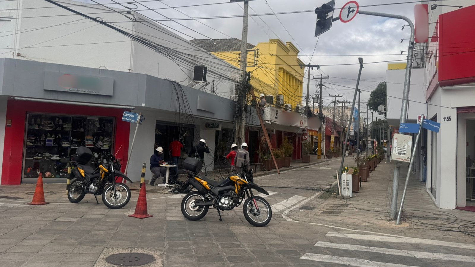 Caminhão arrasta fiação de postes no Centro de Teresina; trecho fica interditado