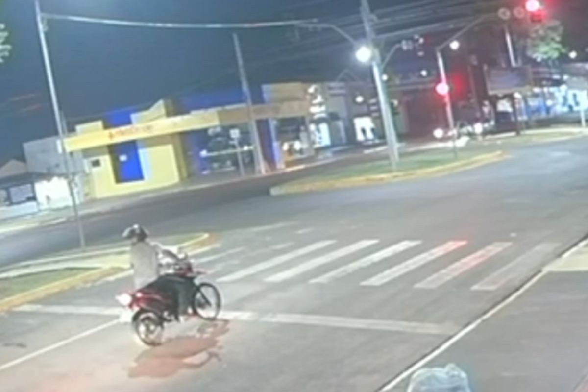 VÍDEO: motociclista parado em semáforo é atropelado e suspeito foge em MS