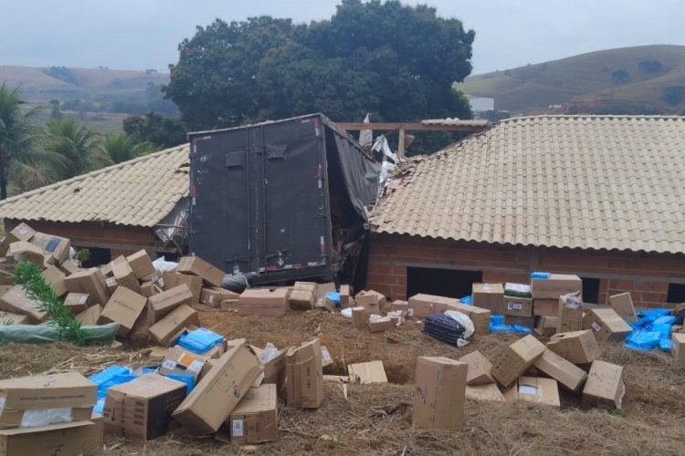 Carreta sai de pista e invade casa na BR-267, em Leopoldina