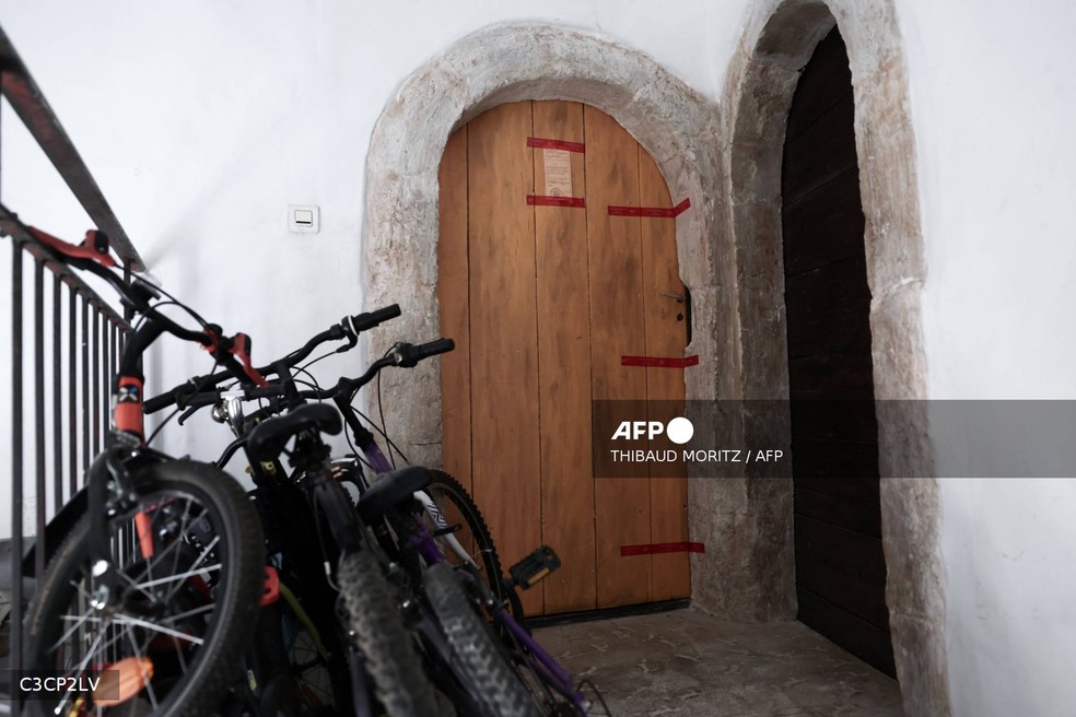 Esta fotografia mostra os selos da pol&iacute;cia francesa afixados &agrave; porta de um apartamento em Orange, no sul da Fran&ccedil;a, em 28 de julho de 2026, depois que os corpos de cinco beb&ecirc;s falecidos foram encontrados. &mdash; Foto: THIBAUD MORITZ / AFP