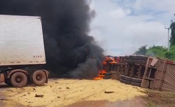 Acidente entre carreta e caminhão deixa uma pessoa morta na BR-163, em Itaituba, no PA