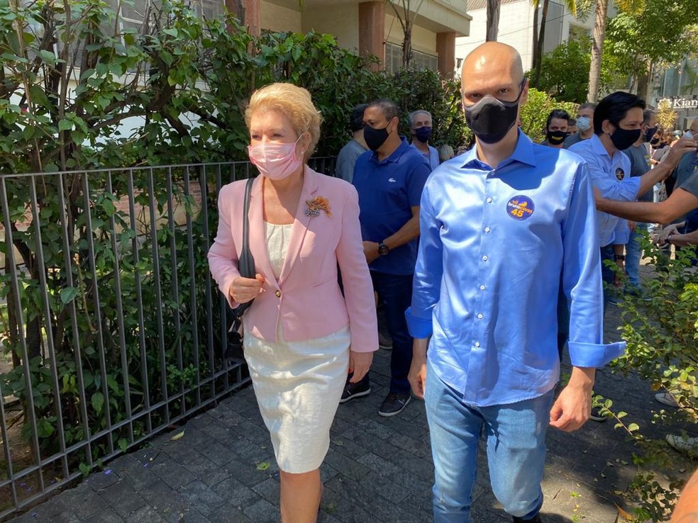 Bruno Covas  e Ricardo Nunes (ao fundo) acompanharam o voto da então aliada política Marta Suplicy nas eleições de 2020. — Foto: Philipe Guedes/TV Globo