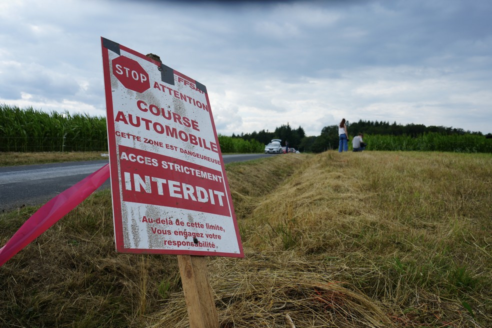 Sinal de proibido fixado próximo a local onde espectadores de rali foram atropelados após carro sair da pista em Saint-Just, na região de Puy-de-Dôme, na França, em 26 de julho de 2025. — Foto: Sylvain Thizy/AFP