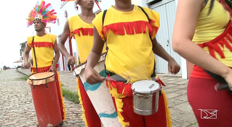 Instrumentos de percussão, como o surdo, fazem parte dos blocos de tribo de índio em São Luís — Foto: Reprodução/TV Mirante