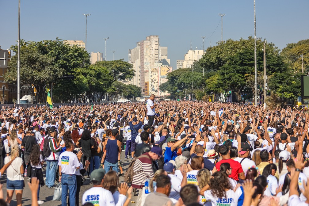 Movimentação de público durante a 31ª edição da Marcha para Jesus 2023, com concentração na Estação Luz do Metrô, no centro de São Paulo, na manhã desta quinta-feira, 08 de junho de 2023, feriado de Corpus Christi. Os participantes seguem em caminhada acompanhando os trios elétricos em direção à Praça Heróis da Força Expedicionária Brasileira, próximo ao Campo de Marte, na Zona Norte de São Paulo, onde acontecerá vários Shows de música Gospe — Foto: MARIVALDO OLIVEIRA/CÓDIGO19/ESTADÃO CONTEÚDO