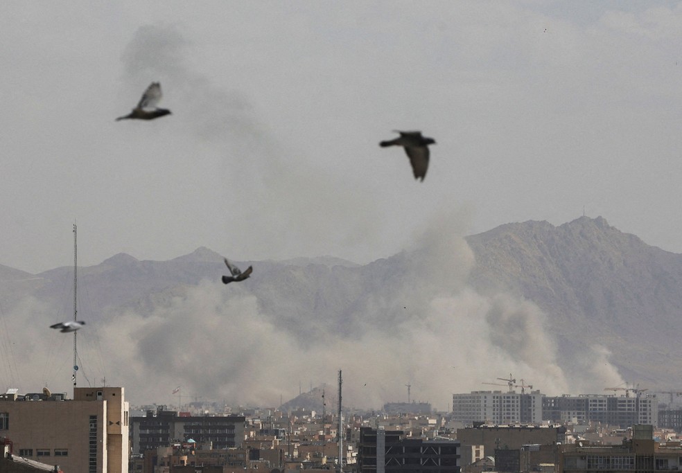 Fuma&ccedil;a sobe ap&oacute;s uma explos&atilde;o, depois que Israel e os EUA lan&ccedil;aram ataques ao Ir&atilde;, em Teer&atilde;, 28 de fevereiro de 2026. &mdash; Foto: Majid Asgaripour/WANA (West Asia News Agency)