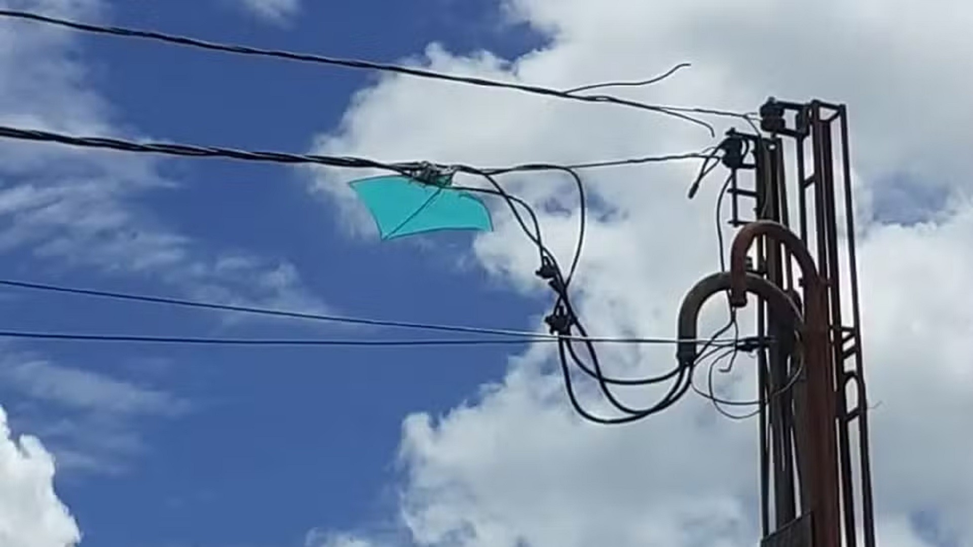 Interrupções de energia provocadas por pipas mais que dobram em Bauru; confira cuidados ao brincar