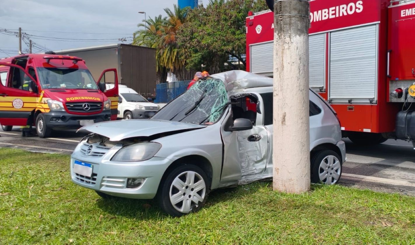 Homem perde controle de carro e bate em poste na saída de viaduto em Suzano
