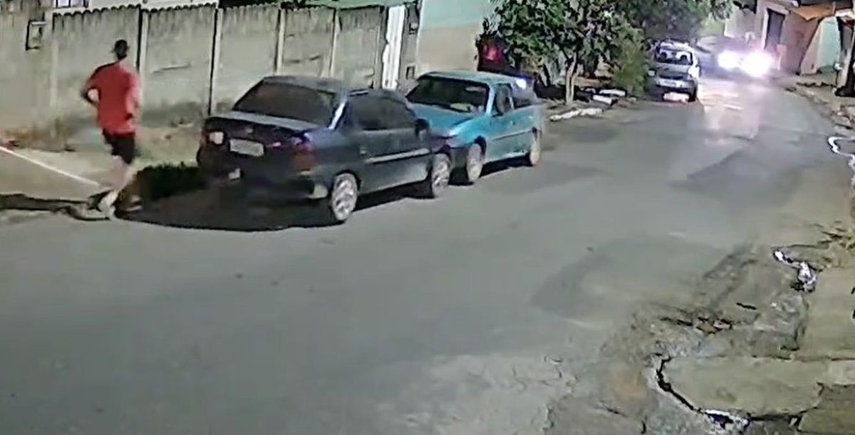 VÍDEO: Motorista grita ‘sai da frente' e corre atrás de veículo desgovernado em ladeira que atinge motociclista e carro