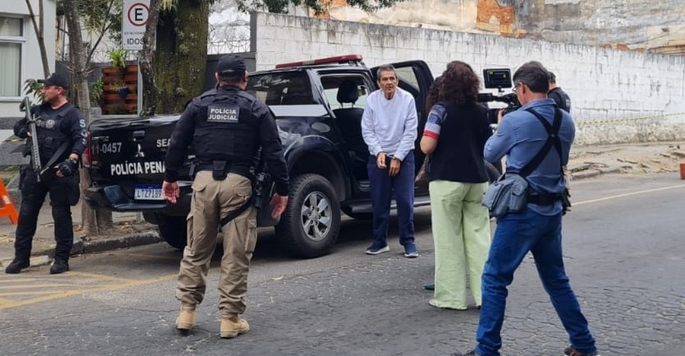 Chegada de Roberto Jefferson a Três Rios para ser interrogado  — Foto: Rose Gomes/TV Rio Sul