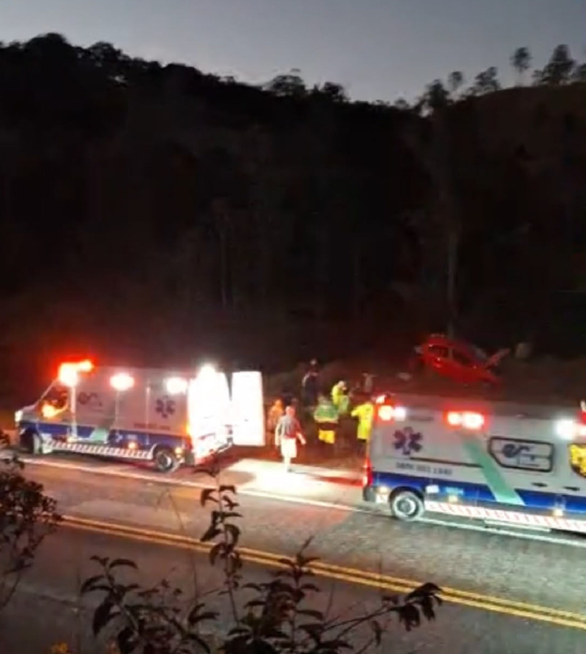 Carro capota, sai da pista e deixa um morto e dois feridos na BR-040