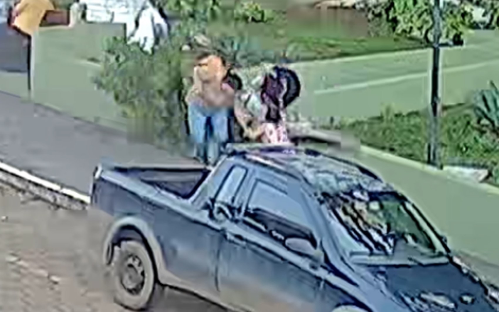Momento em que galho cai na Praça João Barbosa Sobrinho