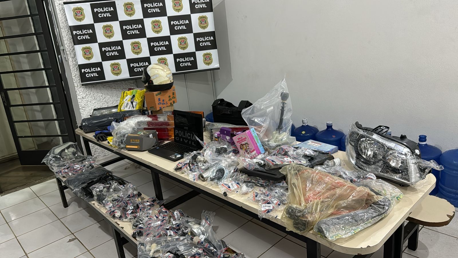 Duas pessoas são presas em operação policial contra quadrilha especializada em roubo de cargas em Arujá