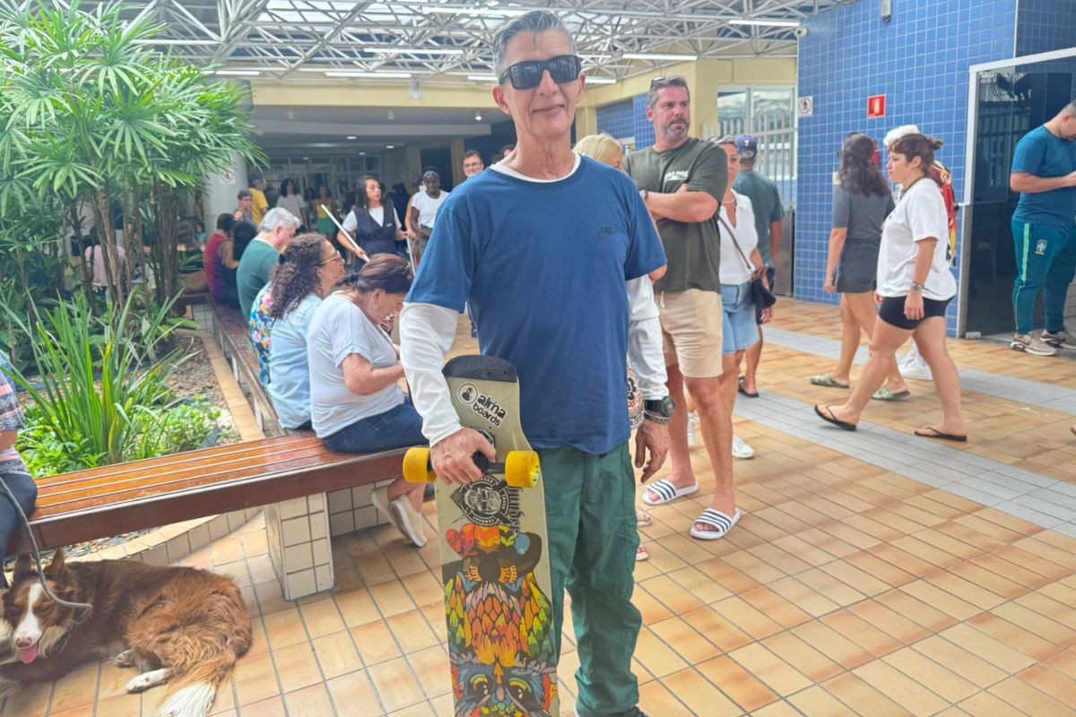 Motorista de 62 anos evita trânsito e vai de skate votar no litoral de SP