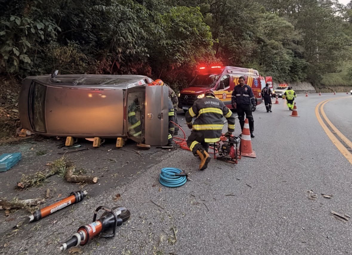 Carro capota na rodovia Floriano Rodrigues Pinheiro em Santo Antônio do Pinhal