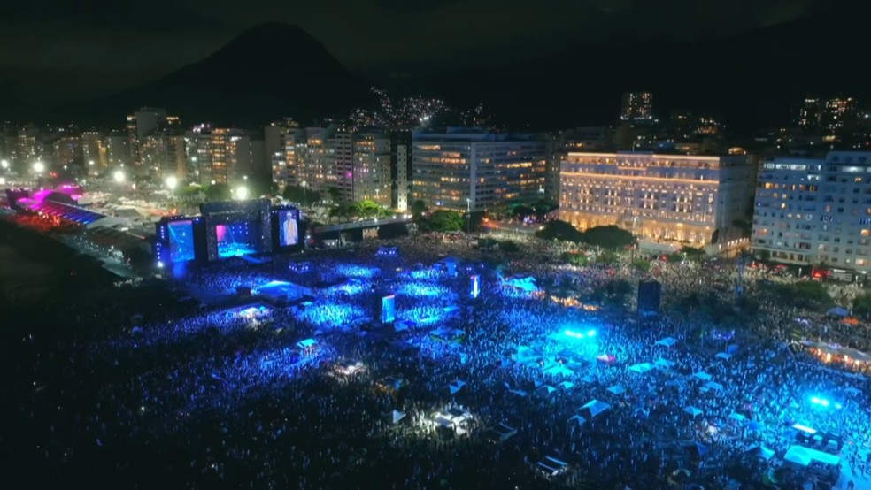 Show de Caetano Veloso e Maria Bethânia no réveillon de Copacabana — Foto: Reprodução/Globo