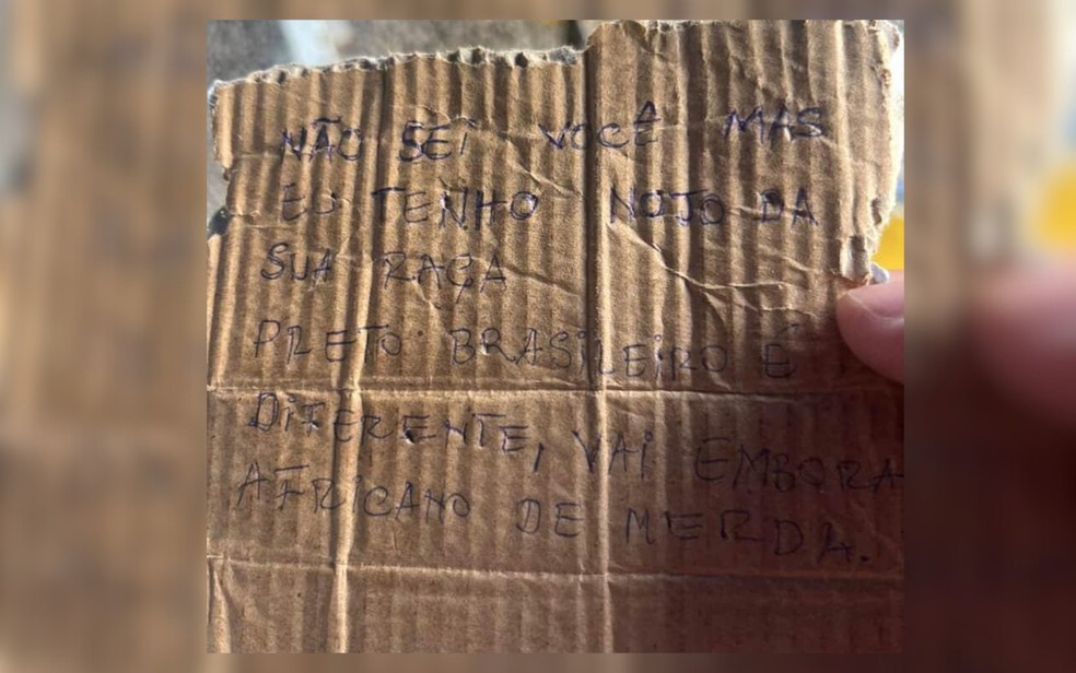 Bilhete racista deixado no vestiário onde Almiro trabalhava dizia frases como “tenho nojo da sua raça” e “vai embora, africano de merda”. Caso foi denunciado à polícia — Foto: Reprodução/Arquivo pessoal de Ruth Rocha