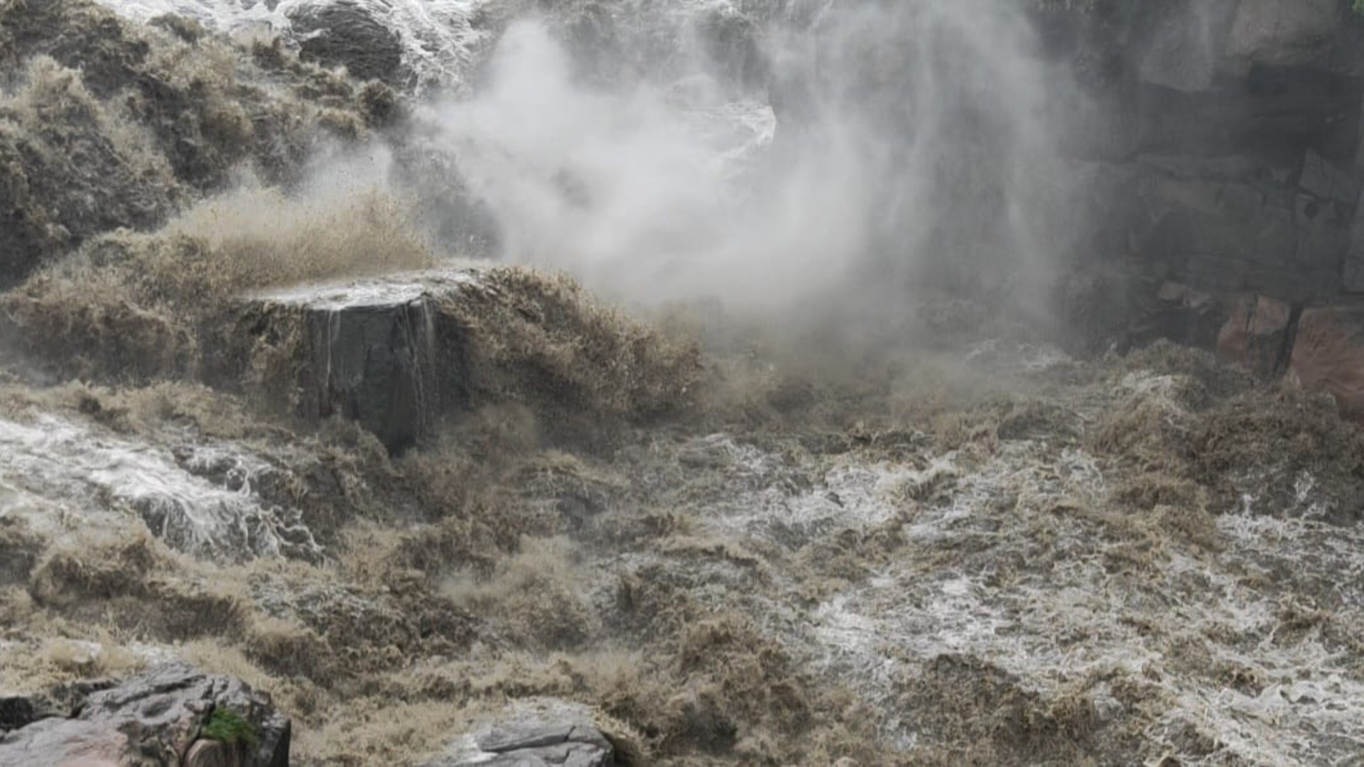 Rio Tietê tem água escura e espuma em trecho turístico em Salto