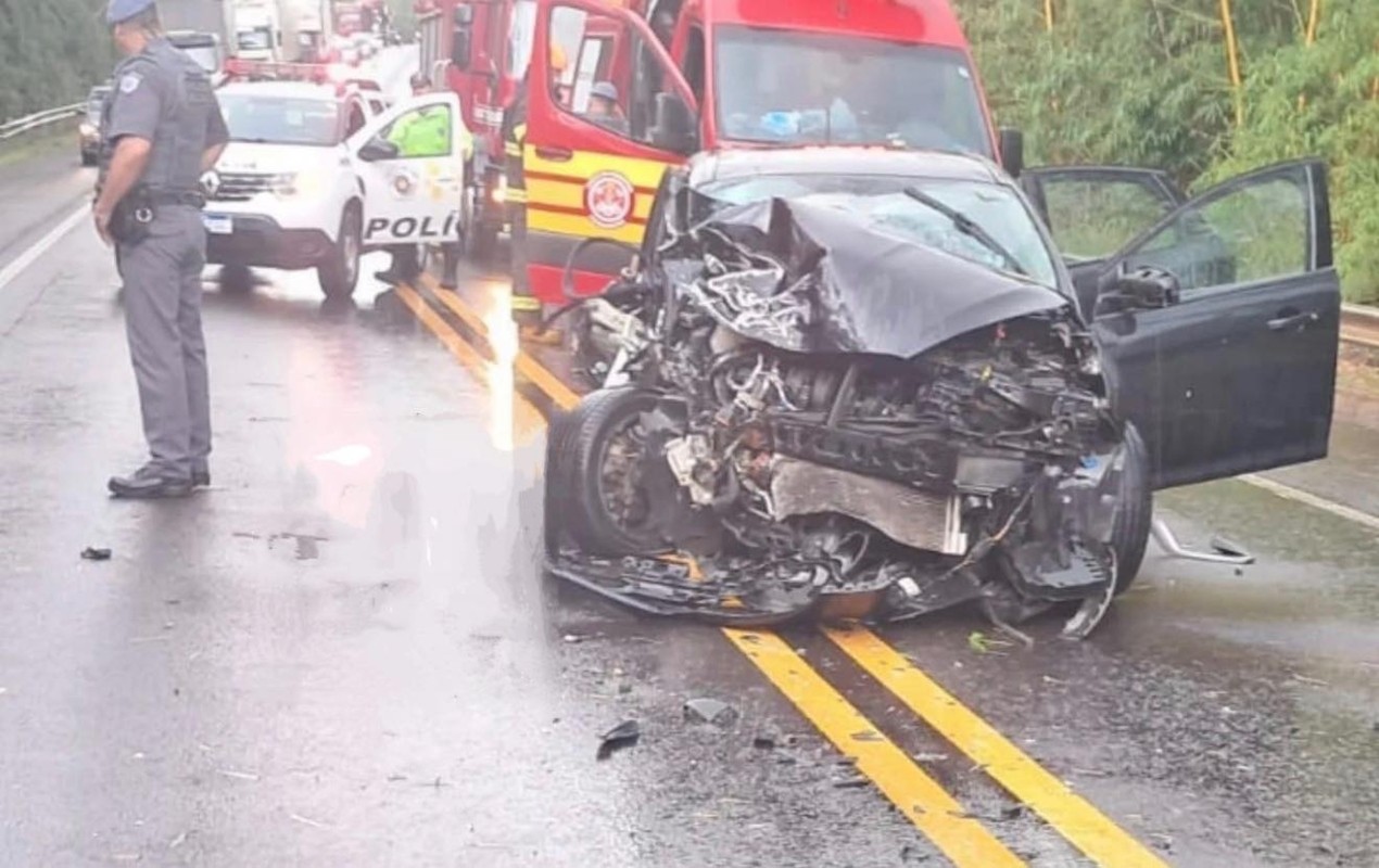 Aquaplanagem provoca batida entre dois carros e deixa feridos em rodovia no interior de SP