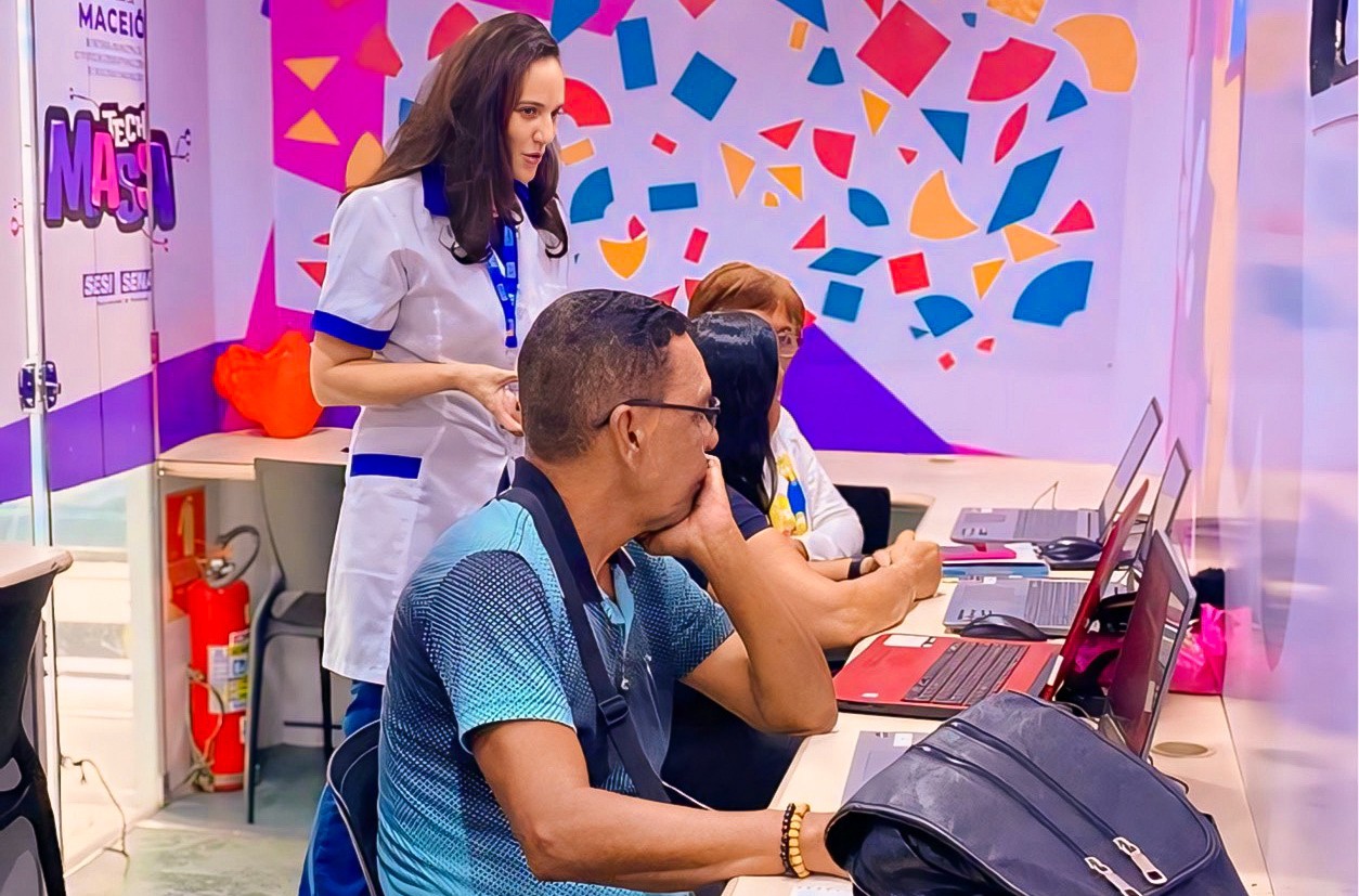 Caminhões-escola oferecem cursos gratuitos de tecnologia e empreendedorismo em Maceió