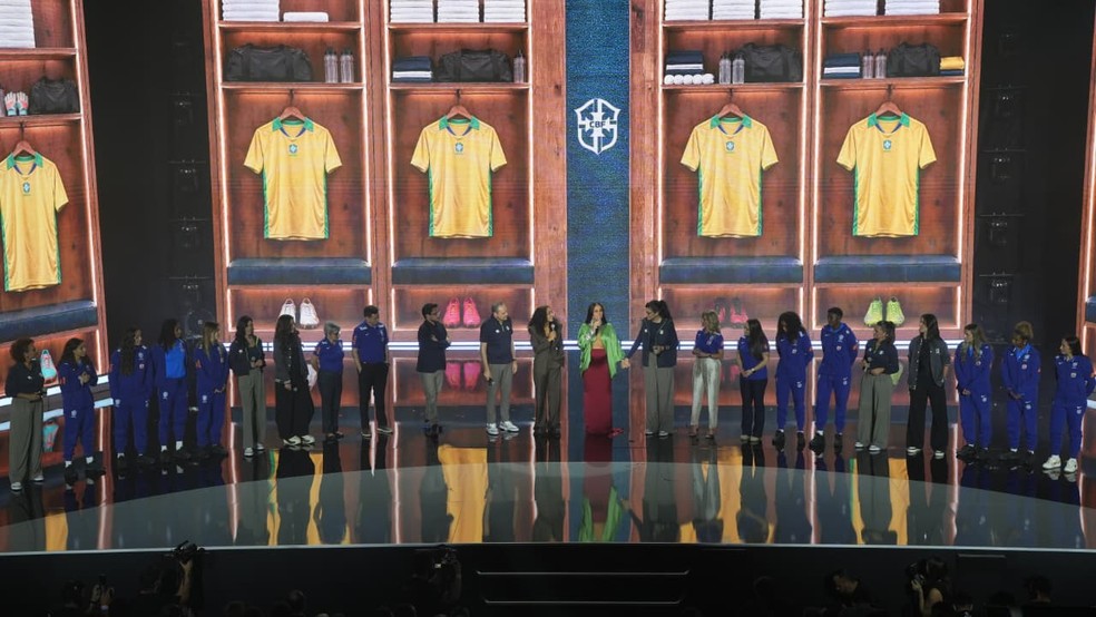 Upfront 2027: Luís Roberto, Renata Silveira, Ana Thaís Matos, Mari Spinelli e Luana Maluf subiram ao palco para receber as jogadoras e o técnico da Seleção Brasileira, Arthur Elias, para falar sobre a Copa do Mundo Feminina de 2027. — Foto: Maurício Fidalgo/Globo