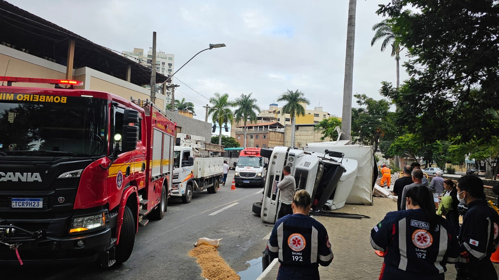 VÍDEO: Carreta tomba em avenida, e carga de móveis cai sobre academia ao ar livre em MG