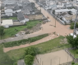 Imagens de drone mostram ruas completamente alagadas com passagem de ciclone extratropical em cidade de SC 