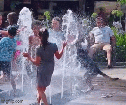 VÍDEO mostra cachorro se refrescando do calor ‘aos pulos’ em fonte com crianças em Lages: ‘Coisa mais pura do mundo’