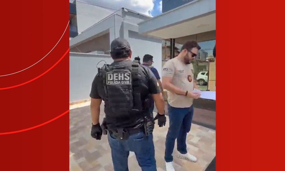 Policiais cumpriram mandados em endereços ligados a suspeitos de morte de venezuelano em Manaus. — Foto: Divulgação/PC-AM