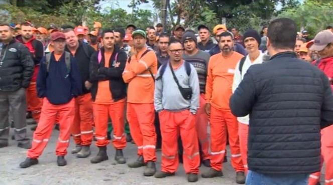 Após 240 funcionários receberem carta de demissão, trabalhadores da coleta de lixo atrasam serviço e fazem assembleia em Jacareí, SP