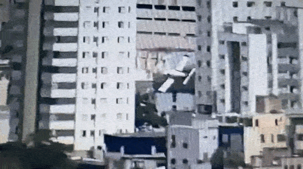 Avião cai e bate em prédio em Belo Horizonte; Globocop captou momento do acidente