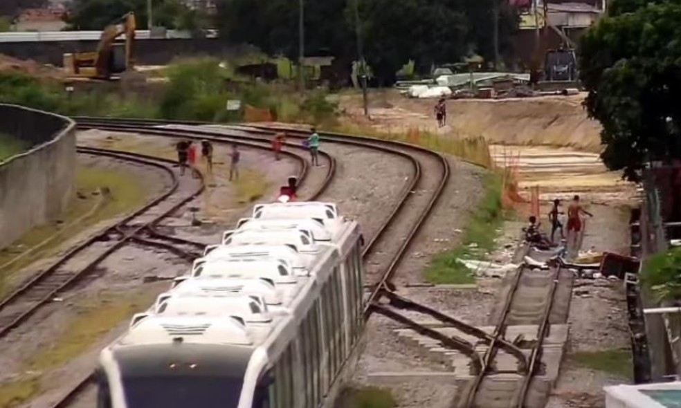 Crianças e adultos se arriscam na linha férrea para soltarem pipas. — Foto: Metrofor/ Divulgação