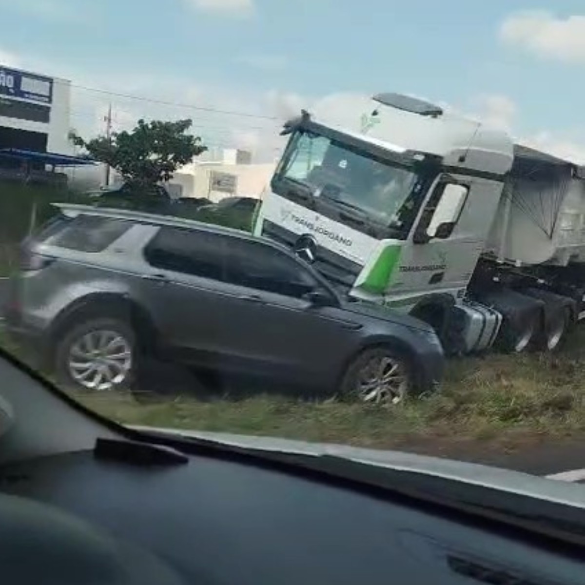 Acidente entre caminhão e carro interdita faixa da Rodovia Luiz de Queiroz em Americana