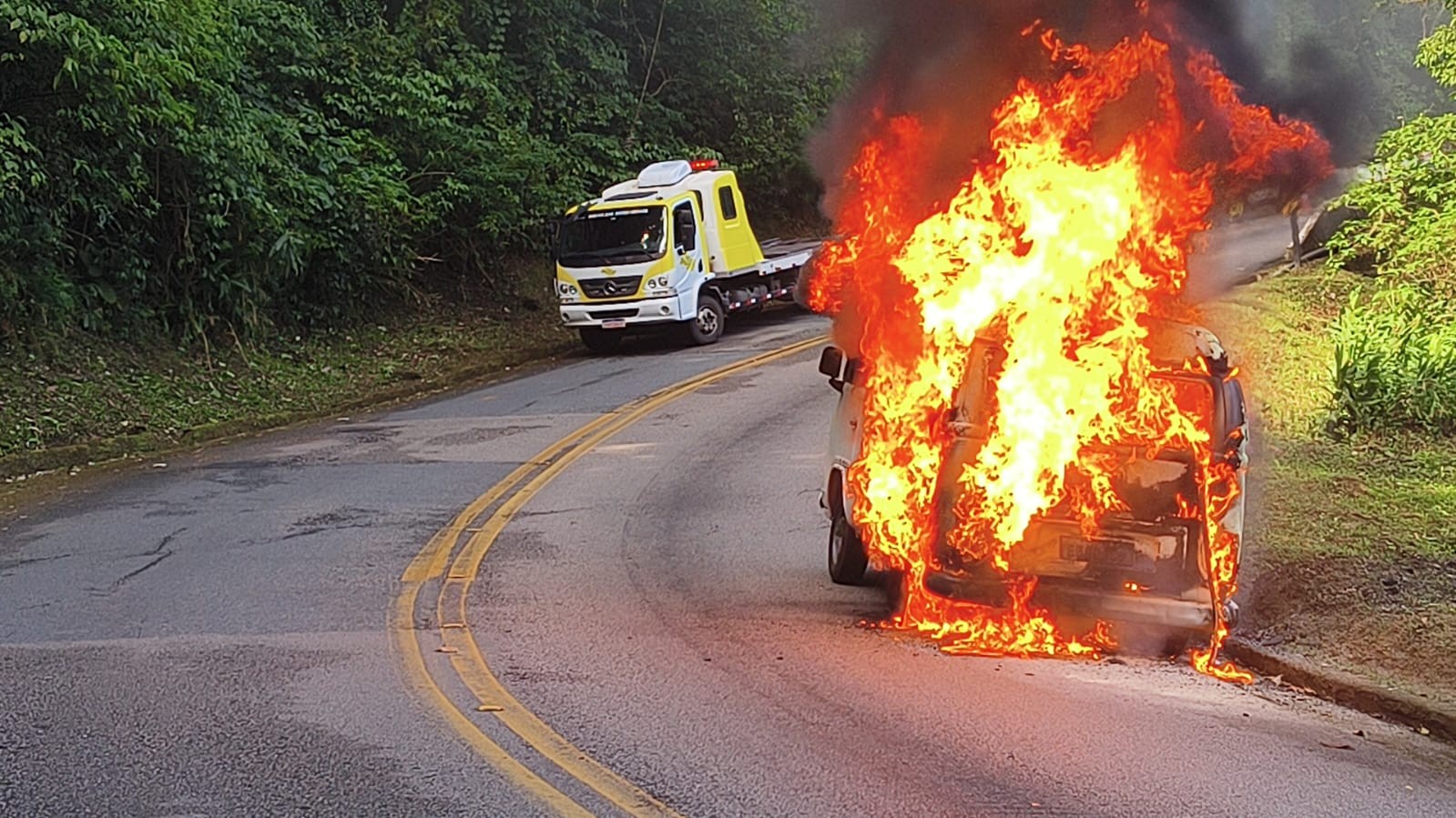 VÍDEO: Kombi fica destruída após pegar fogo na Serra de Ubatuba, SP