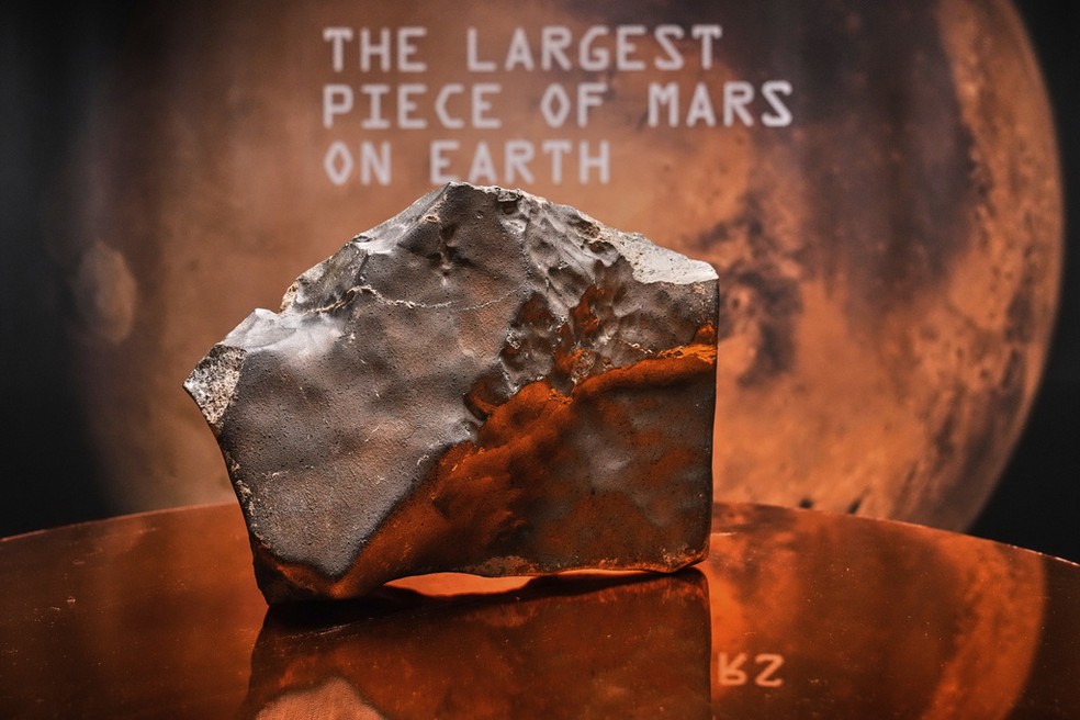Meteorito marciano que será leiloado em Nova York pesa quase 25 kg — Foto: Richard Drew/AP