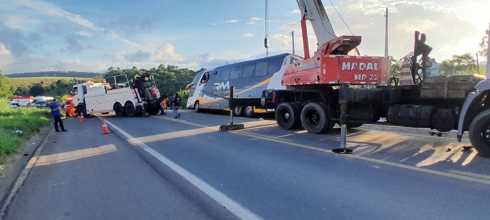 Oito pessoas morrem e 23 ficam feridas após ônibus de turismo tombar em rodovia do extremo sul da Bahia — Foto: Lênio Cidreira / Liberdade News