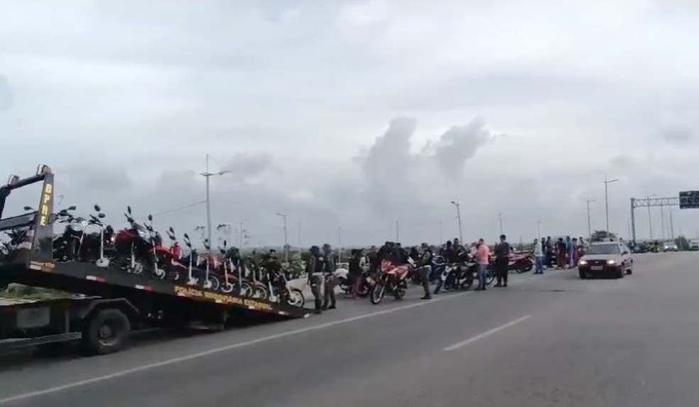 Polícia apreende motos e evita 'rolezinho' que seria realizado em Caucaia — Foto: PMCE/Divulgação