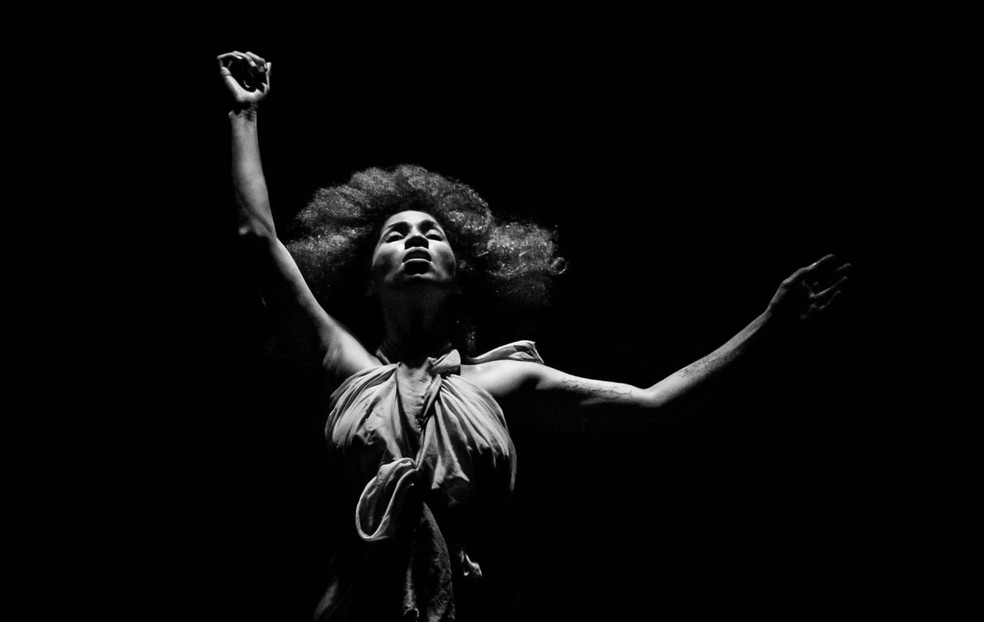 Bailarina Rozeane Oliveira apresenta o solo de dança contemporânea "Eu Fêmea" na Casa da Ribeira — Foto: Brunno Martins