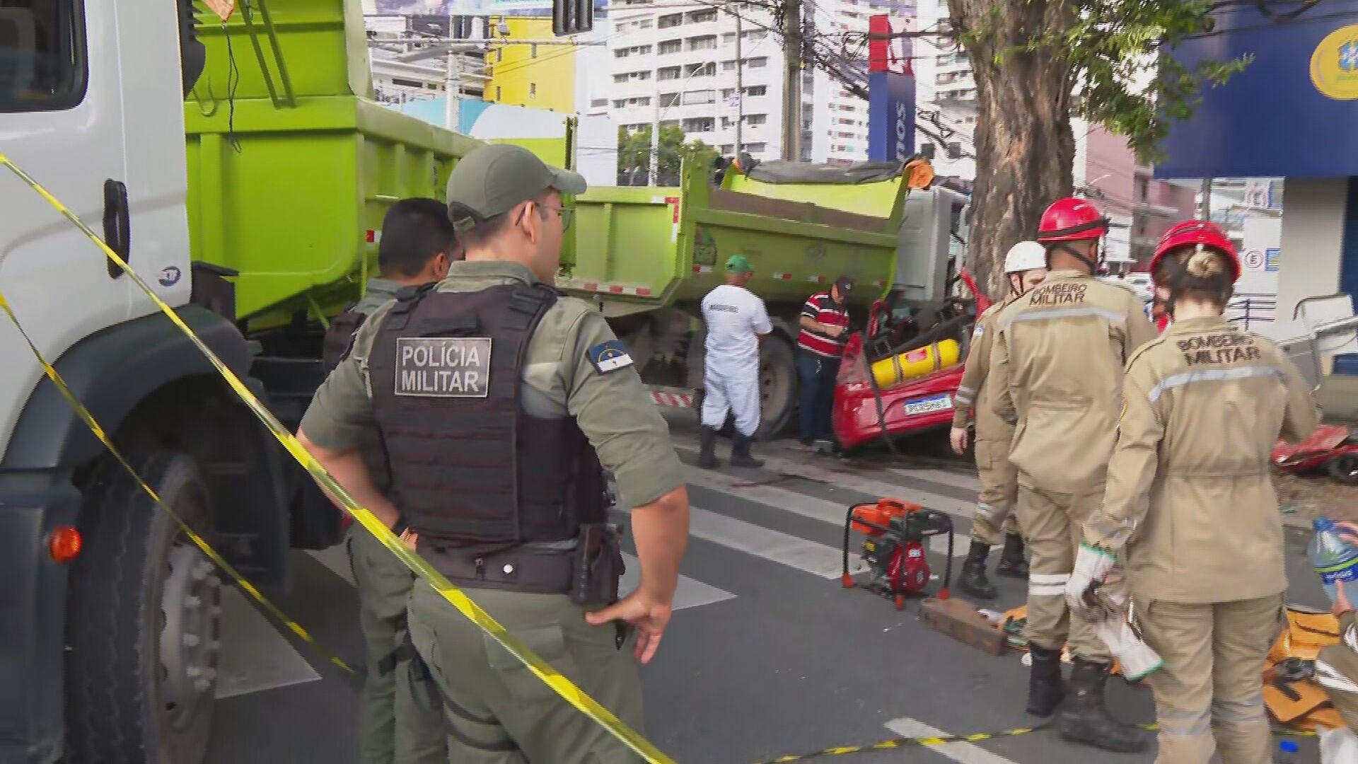 Acidente entre carro e caminhão a serviço da prefeitura mata duas pessoas no Recife