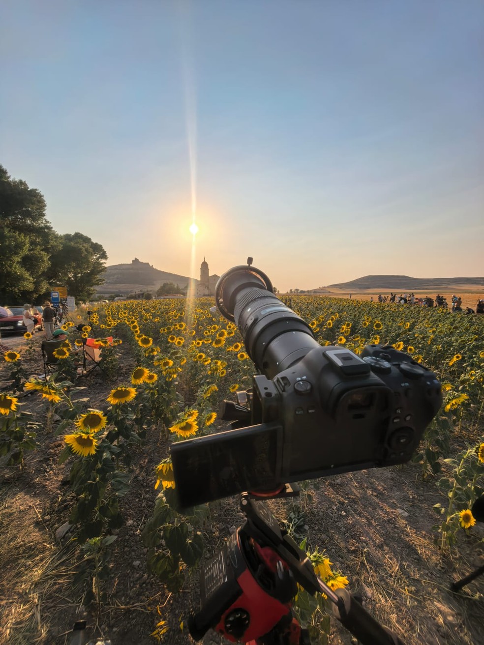 Equipamento usado pelo fotógrafo para registrar o eclipse solar foi posicionado em meio a um campo de girassóis, em Castrojeriz, na Espanha, nesta quarta-feira (12). — Foto: Kiko Fairbairn / @kikofairbairn